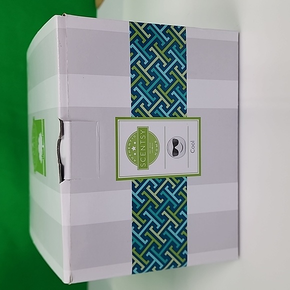 NIB. Scentsy, Cool Emoji Scentsy Warmer. (Discontinued) - Picture 7 of 9